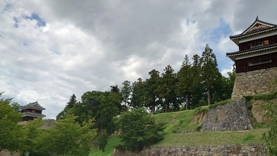 尼ヶ淵から見た西櫓と南櫓