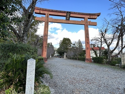 築山館跡の石柱と八坂神社鳥居