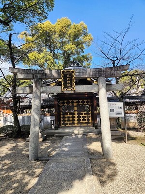 永井神社の鳥居と唐門（野見神社境内）