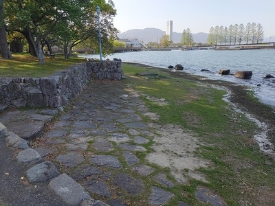 湖岸の石垣
