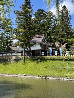 本丸御殿跡の鶴岡護国神社(内堀より)
