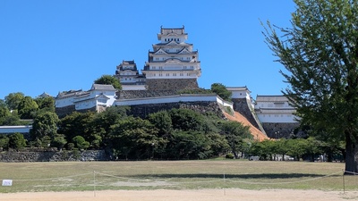 朝の大天守(三の丸広場より)