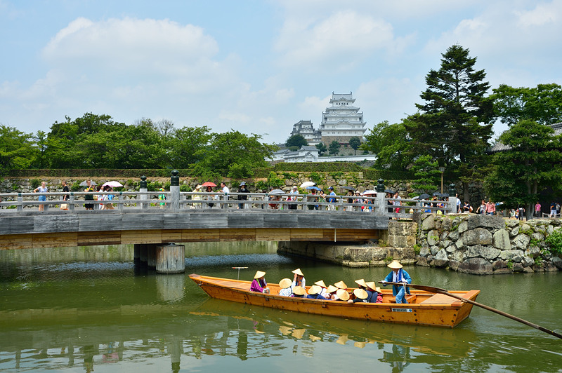 堀をすすむ藩船と姫路城