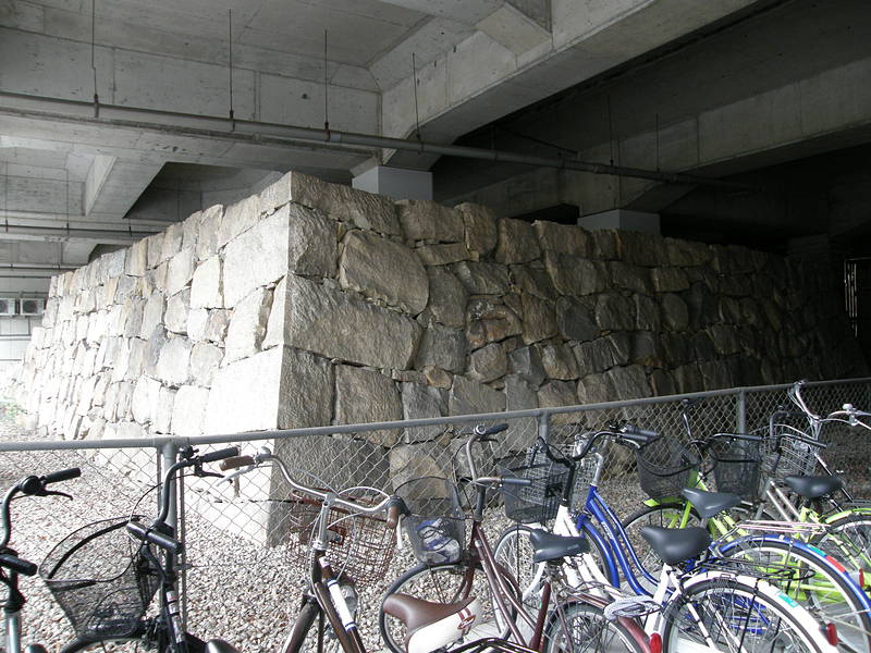 福山駅高架下の石垣