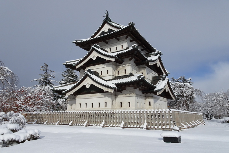 雪の弘前城 天守
