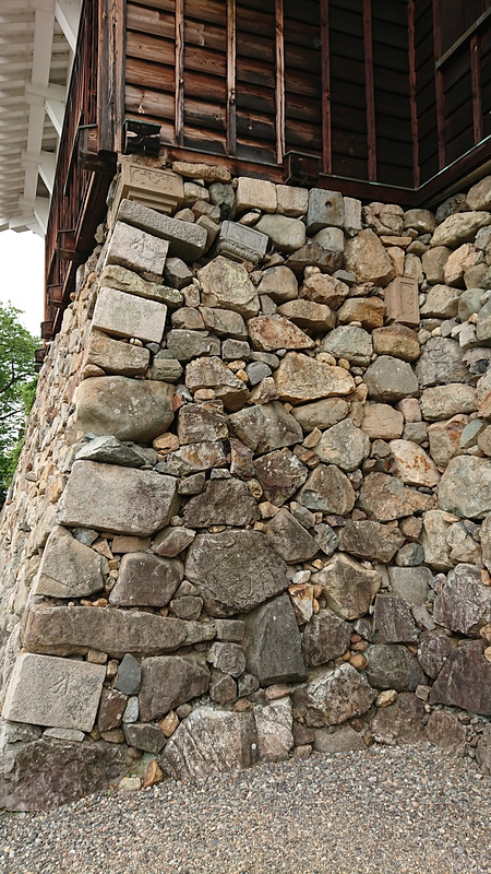 天守の転用石の石垣垣