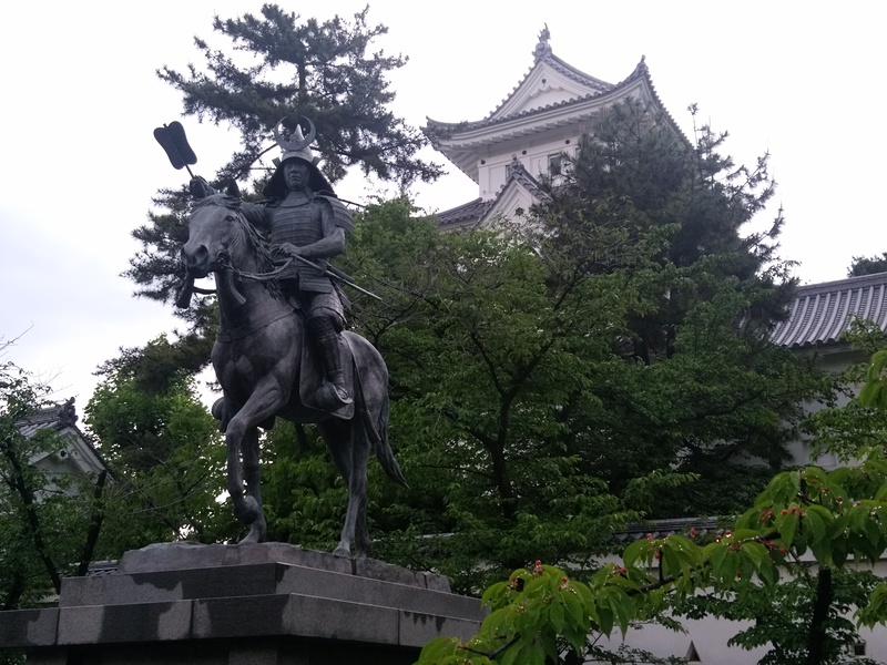 大垣城天守と戸田氏鉄公の像