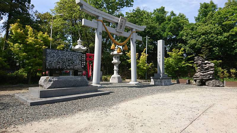 石碑と神社