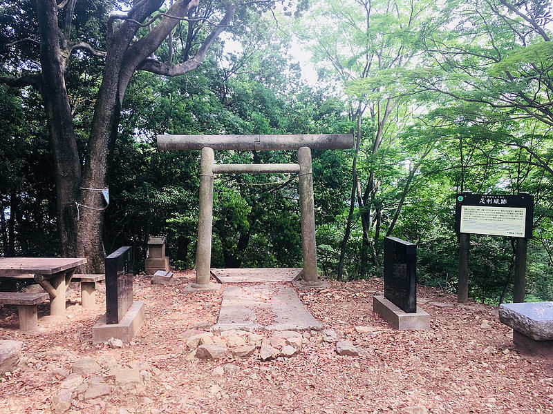 本丸、御岳神社の鳥居と案内板