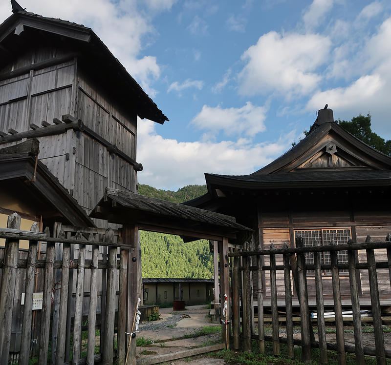 本丸内の門、井楼櫓、稲荷神社