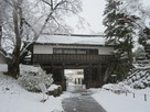 雪景色の冠木門…