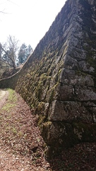 六段壁の右側面の石垣…