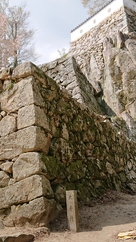 自然岩を取り込んだ石垣…