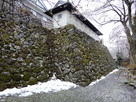 残った雪と桜と石垣…
