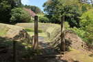 土塁に囲まれた通路と門…