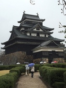 雨の松江城
