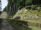 菱櫓石垣（手前）と六段壁（左奥）…