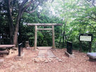 本丸、御岳神社の鳥居と案内板…