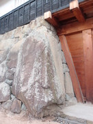 二の丸太鼓門の巨石「玄蕃石」…