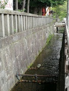 浅間神社外周の石垣水路…