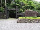 冠木門と石碑