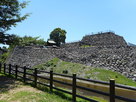 城址会館側からの天守台…