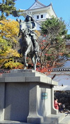 戸田氏鉄の銅像と隅櫓…