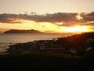 志苔館から望んだ夕陽(左は函館山)…