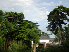 銅門にかかる虹…