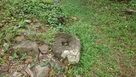 井戸門跡の礎石…