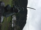 佐々木小次郎像と山上の天守閣…