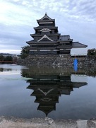 塗替え工事中の松本城(全体像)…