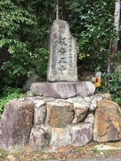 観音正寺入り口の石碑…
