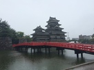 雨の中の松本城…