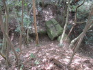 堀切と矢穴の残る巨石