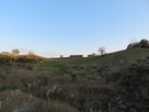 貯水池跡から見上げた城跡