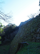 黒門山道から見た本丸石垣群…