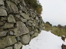雪に埋もれる城内最大の石垣…