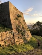 大山から登る日の出に照らされた石垣…