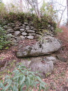 主郭南側の巨岩の上の石積