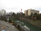 近隣ホテルの窓から福井城跡を臨む…