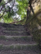 岩盤を削って、切通しに階段を。