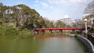 茶臼山への橋と堀のような池