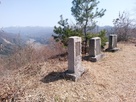 杣山城の本丸跡に建っている石碑…