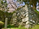 石垣と城址碑