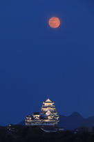 平成最後の満月と姫路城。…