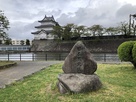 三階櫓と日本100名城の石碑…