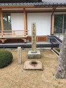 敦賀城跡碑と礎石…