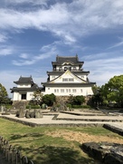 庭園と岸和田城の本丸正面