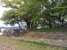 琵琶湖に浮かぶ本丸の石垣と石段